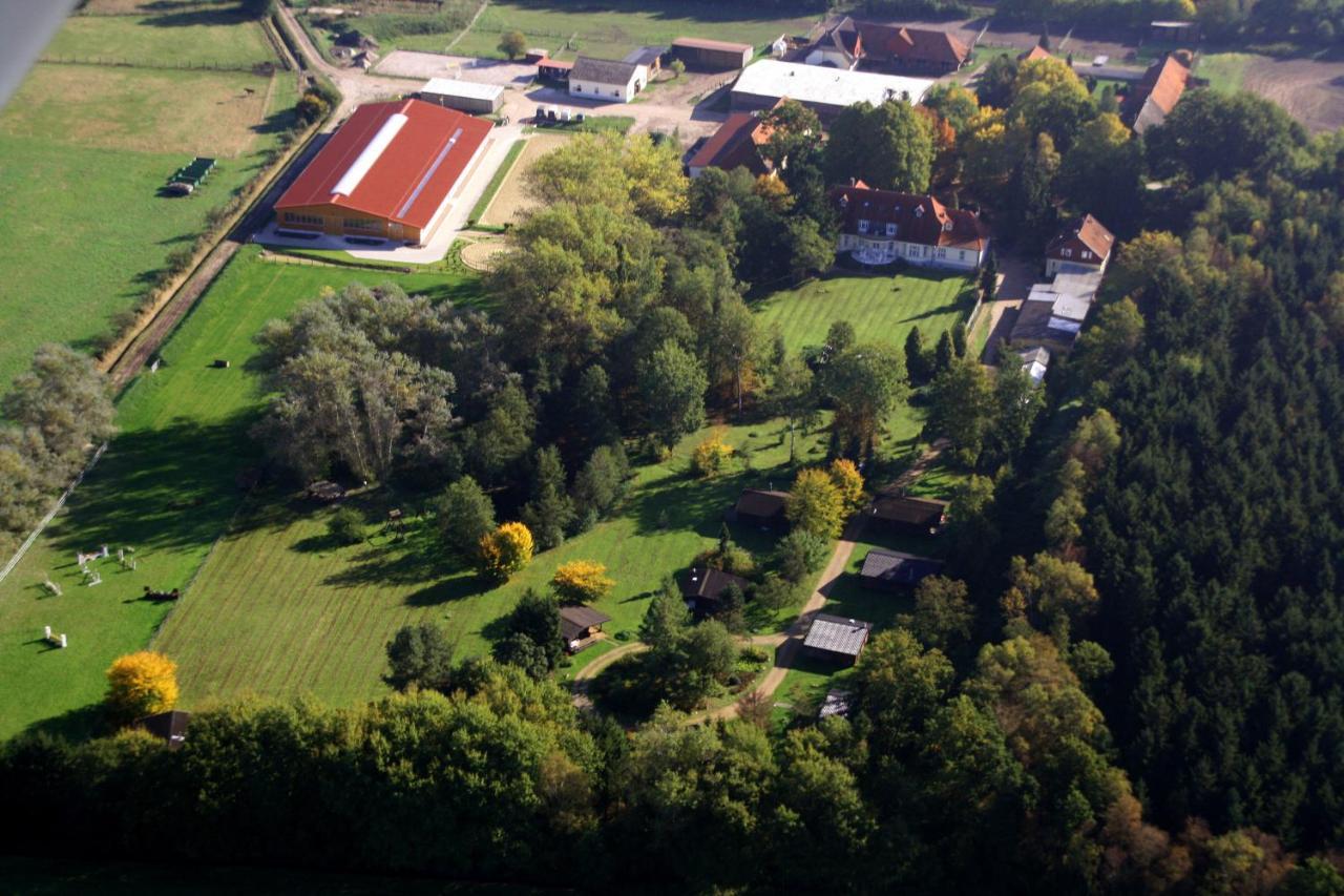 Heidegut Eschede Reitsportanlage Und Feriendorf ภายนอก รูปภาพ